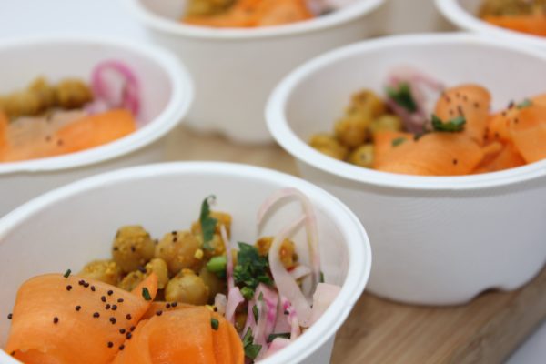 Mini poke bowl boulgour et tagliatelle de carotte, pois chiche et betterave Chioggia